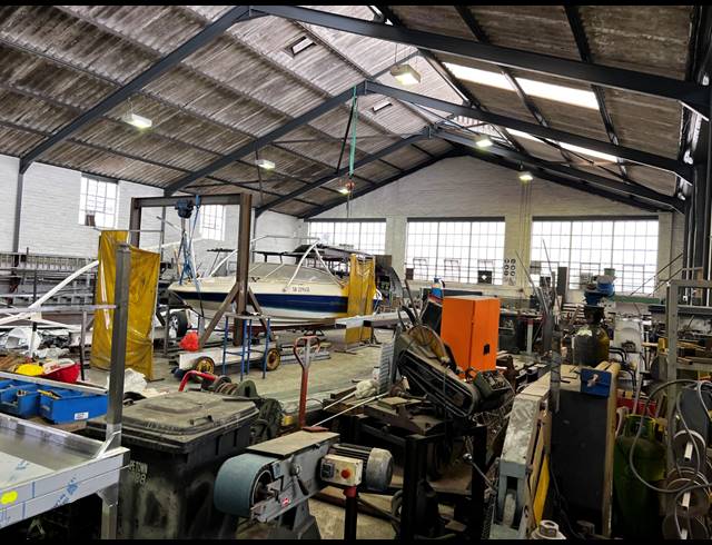 900M² WAREHOUSE FOR SALE IN PAROW EAST